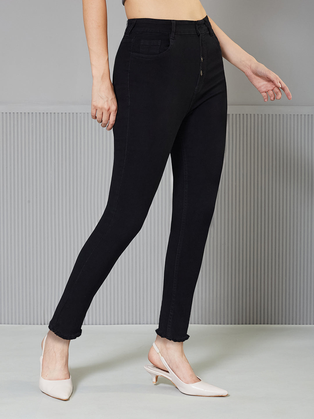 Black Skinny-Fit High-Rise Cropped Fringed Hemline Solid Stretchable Denim Jeans for Women