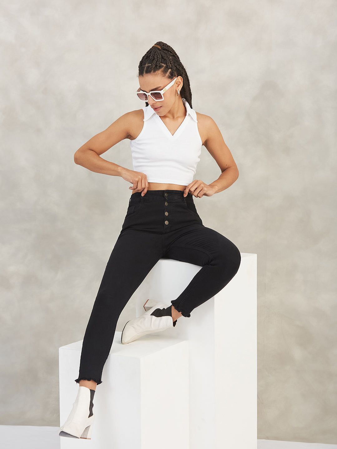 Black Skinny-Fit High-Rise Cropped Fringed Hemline Solid Stretchable Denim Jeans for Women