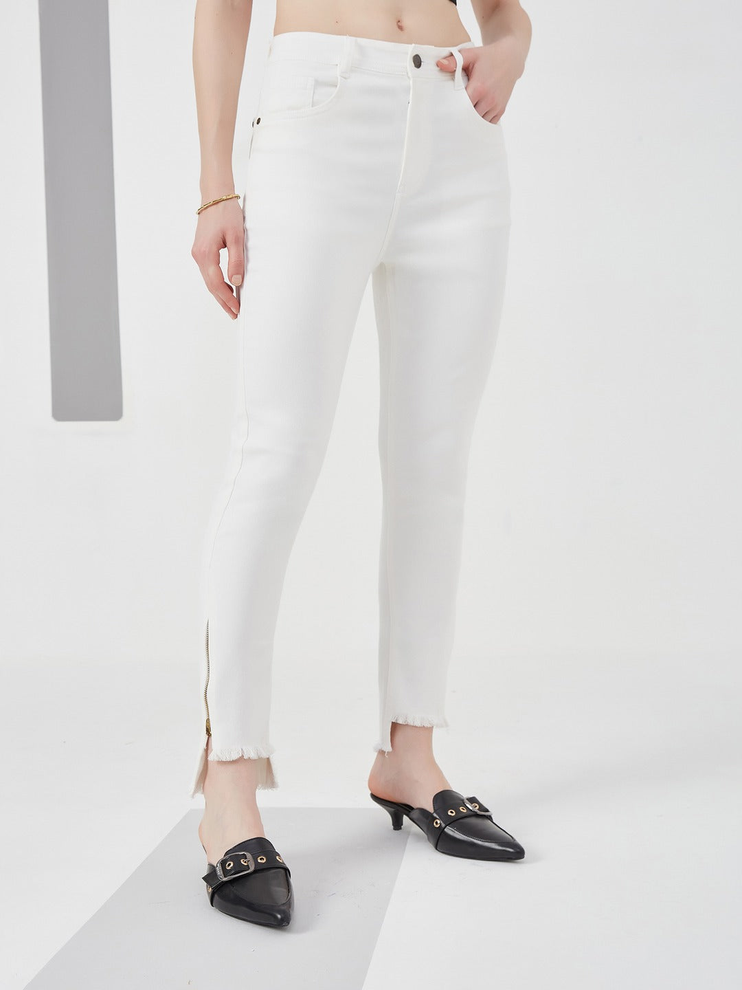 White Skinny Fit high-rise Side Slit Raw Edge Detailing Cropped Stretchable Denim Jeans for Women