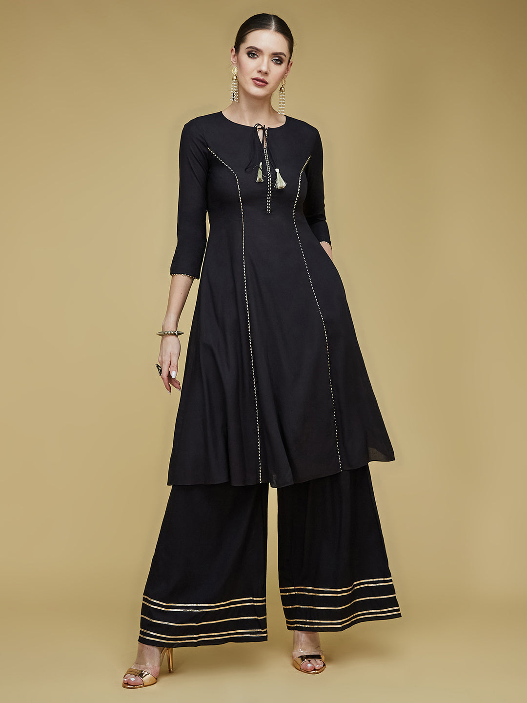 Women's Black Solid Round Neck 3/4th Sleeve Side Pocketed Georgette Panelled Kurta Set