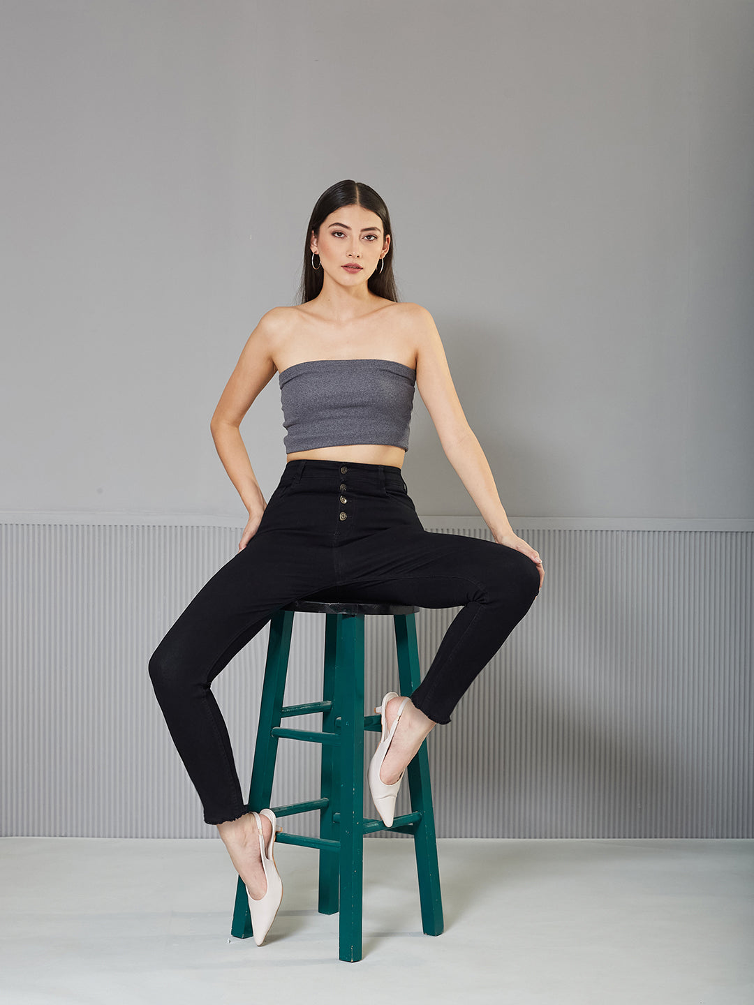 Black Skinny-Fit High-Rise Cropped Fringed Hemline Solid Stretchable Denim Jeans for Women