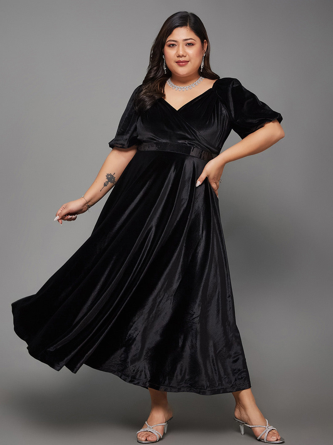 Body Bliss Black Solid Fit & Flare Midi Velvet Dress