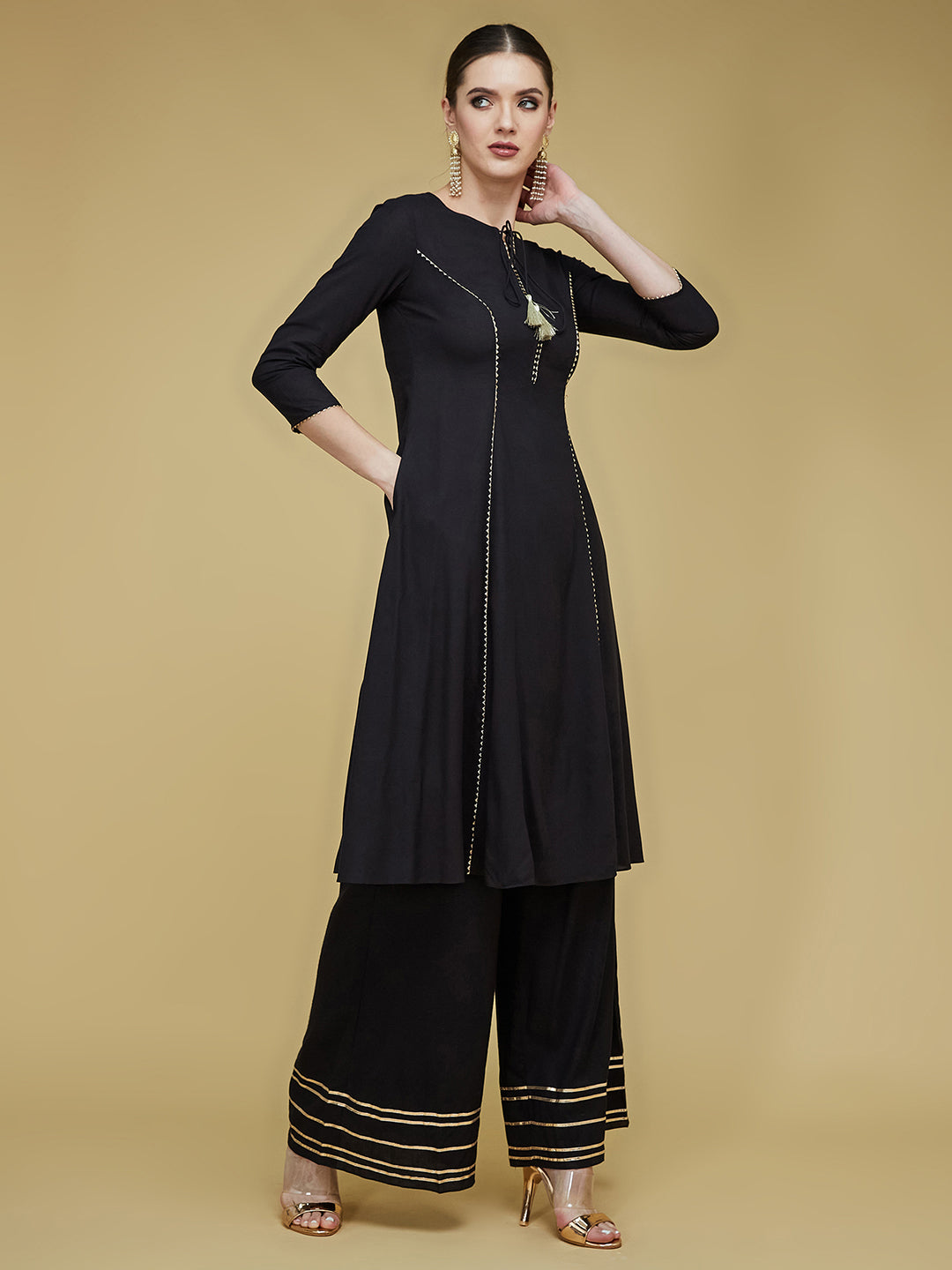 Women's Black Solid Round Neck 3/4th Sleeve Side Pocketed Georgette Panelled Kurta Set