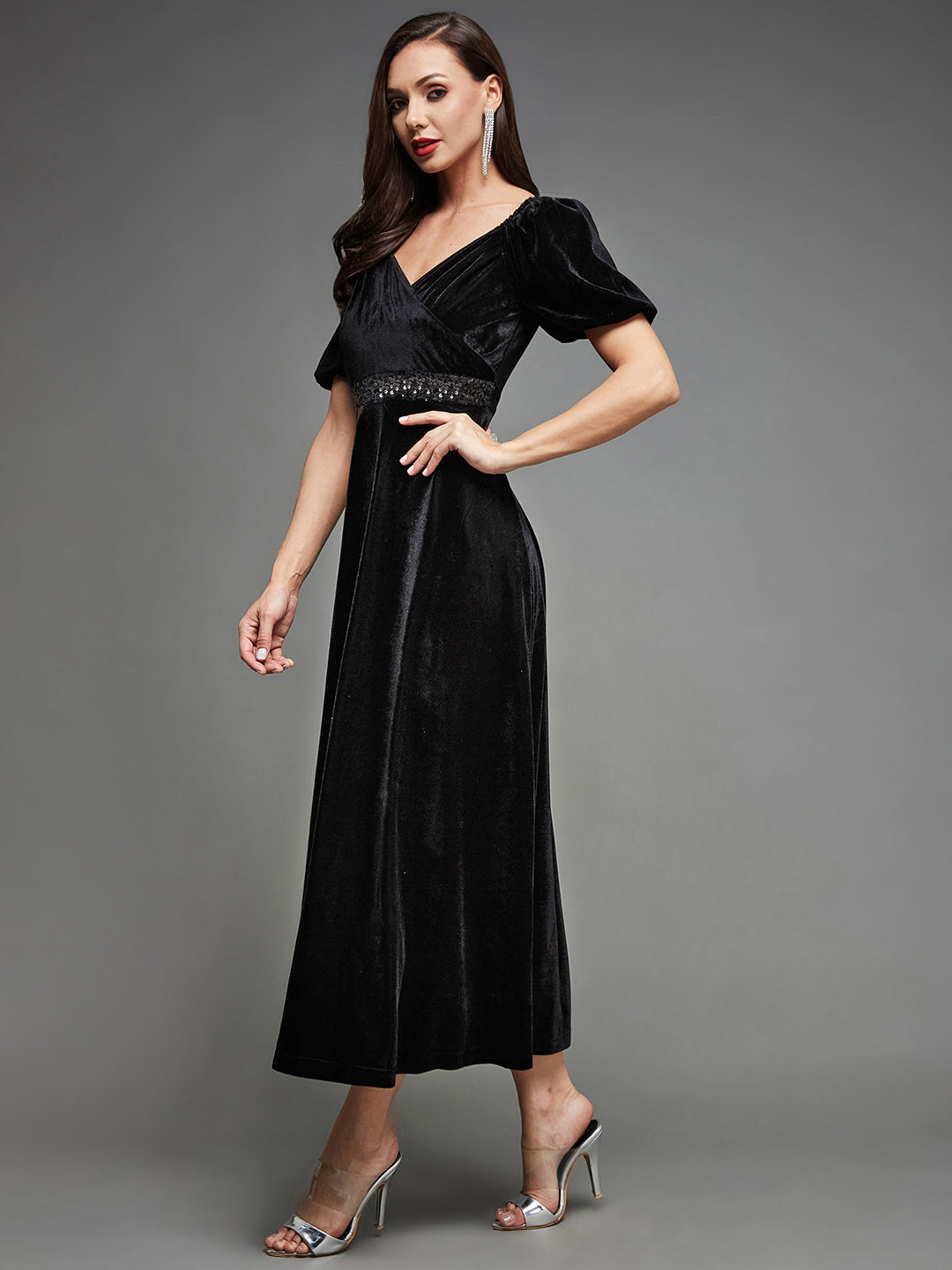 Women's Black Sweetheart Neck Half Sleeve Solid Fit & Flare Midi Velvet Dress