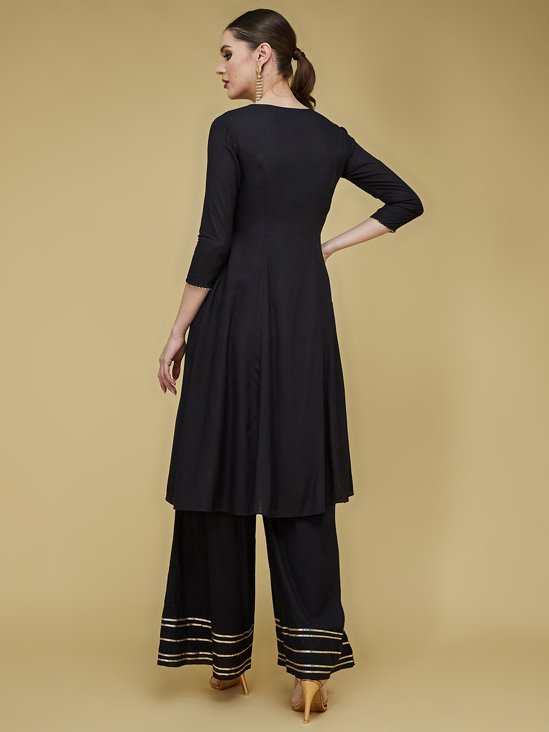 Women's Black Solid Round Neck 3/4th Sleeve Side Pocketed Georgette Panelled Kurta Set