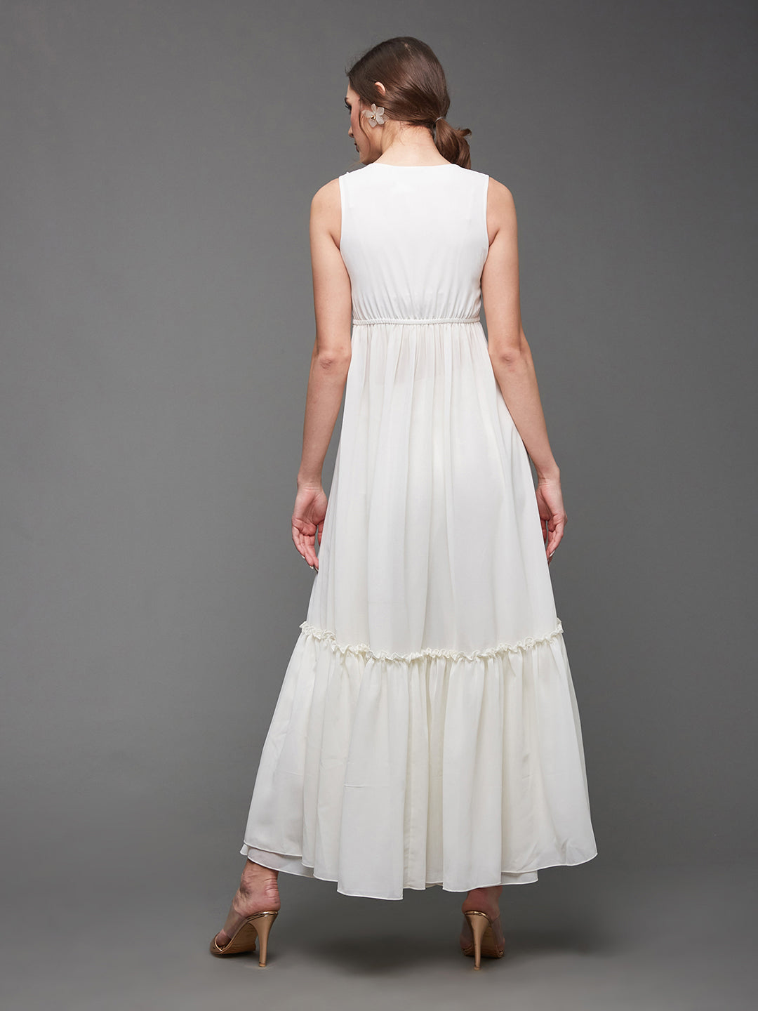 Women's Off White Round Neck Sleeveless Self Designed Tiered Regular-Length Georgette Co-Ord Set