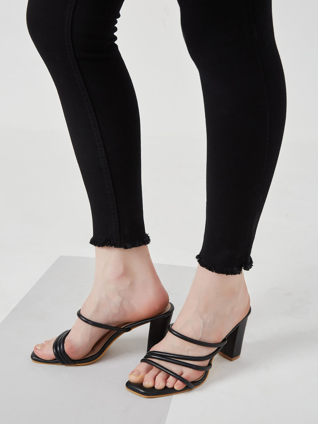 Black Skinny high-rise Cropped Fringed Hemline Solid Stretchable Denim Jeans for Women