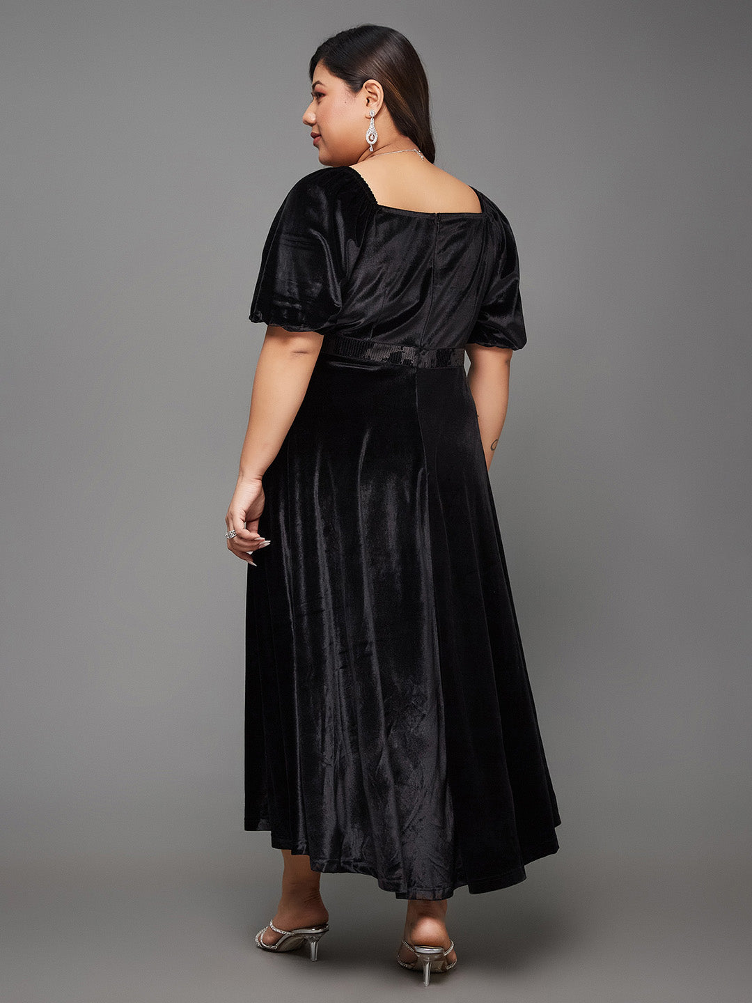 Body Bliss Black Solid Fit & Flare Midi Velvet Dress
