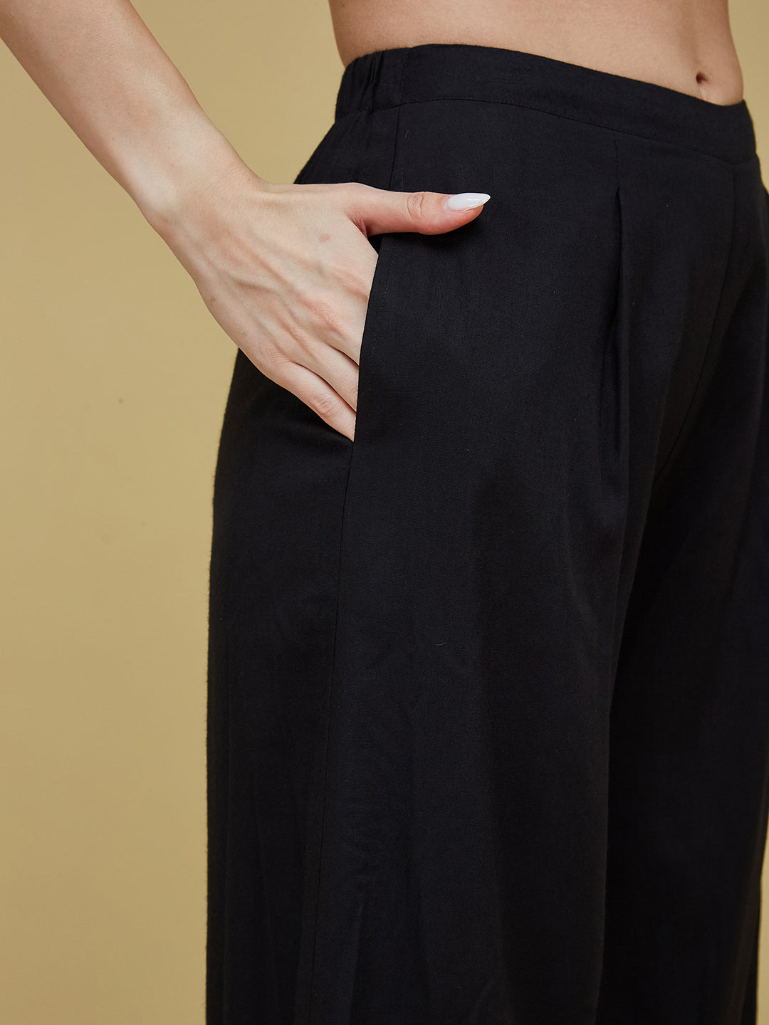 Women's Black Solid Round Neck 3/4th Sleeve Side Pocketed Georgette Panelled Kurta Set