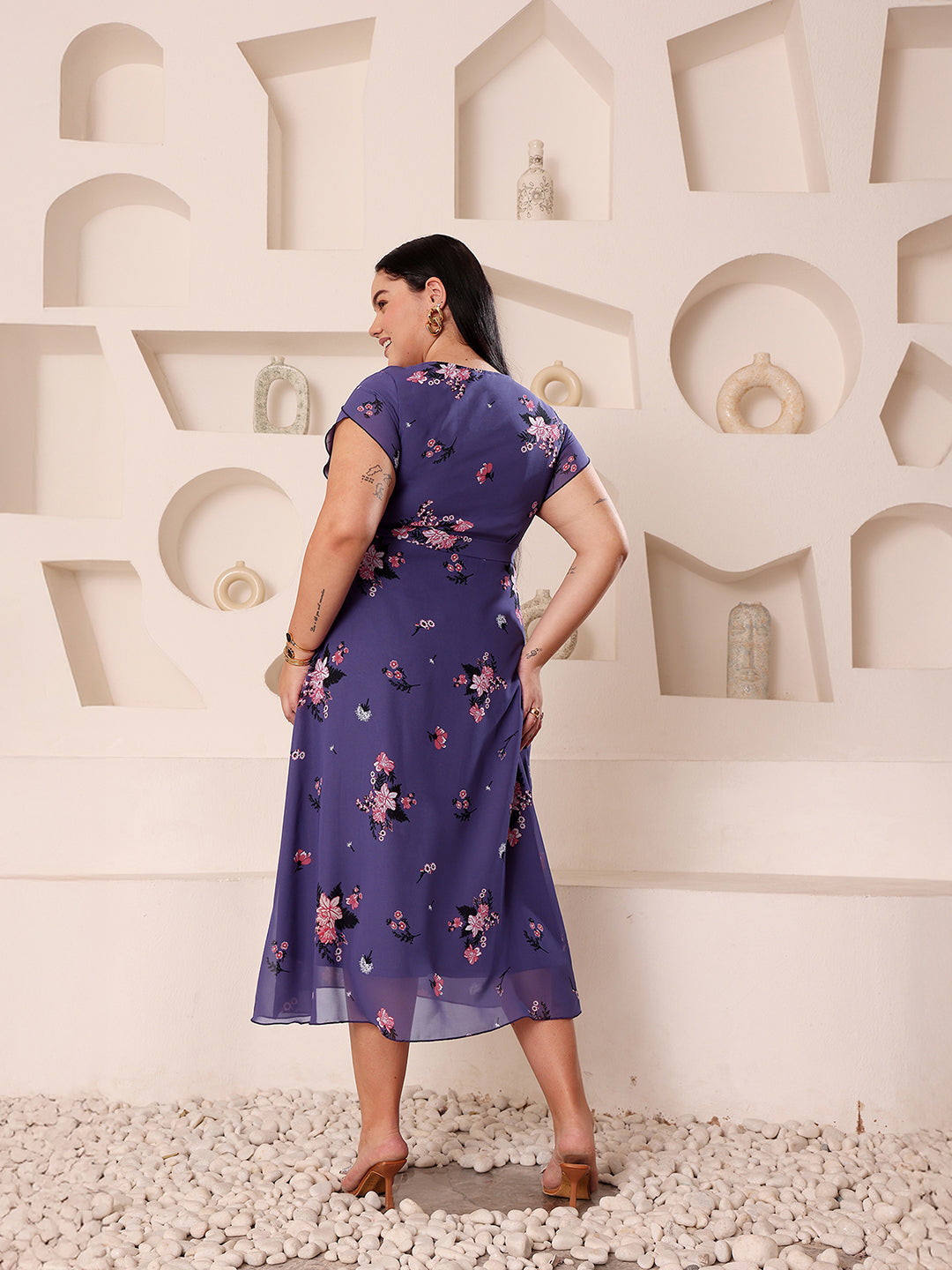 Body Bliss Multicolored Base Lavender V-Neck Short-Sleevedd Floral Pleated Midi Dress