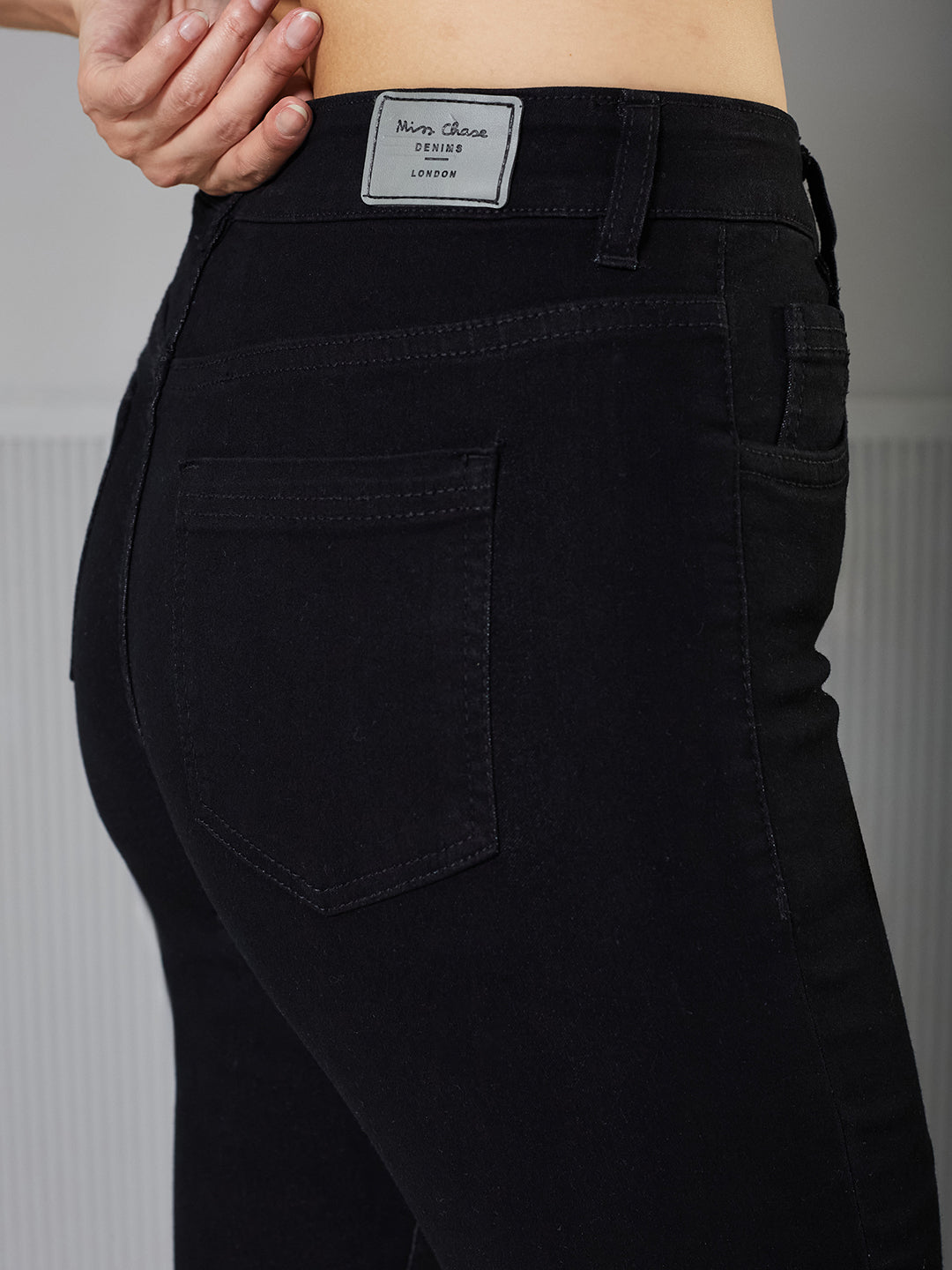 Women's Black Skinny High-Rise clean-look Cropped Fringed Hemline Solid Stretchable Denim Jeans