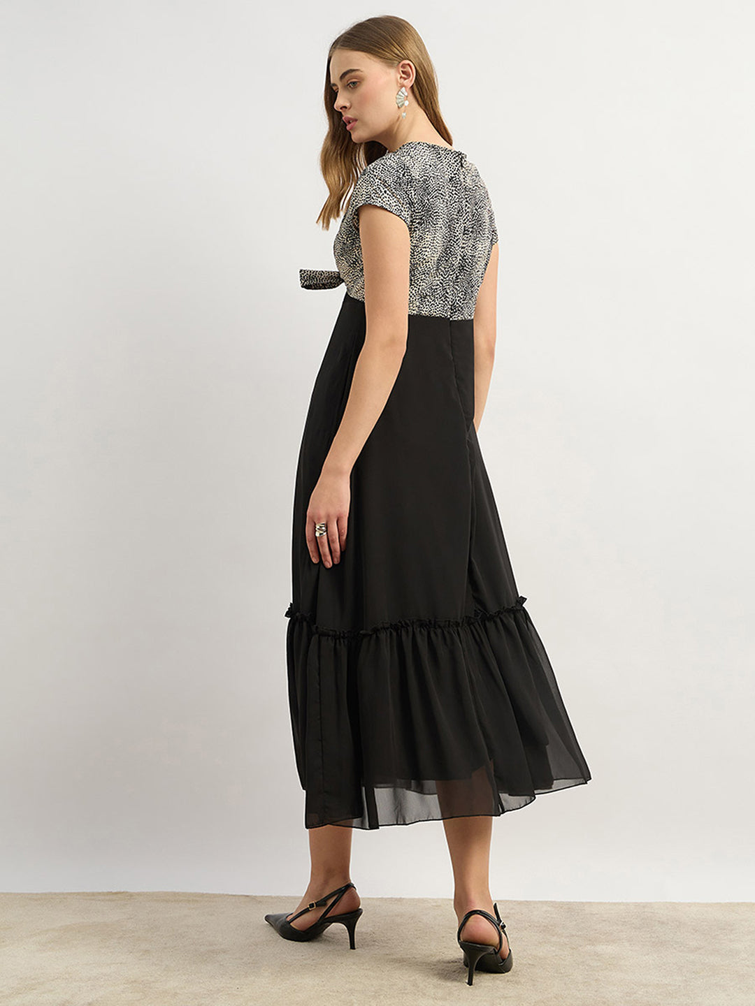 Women's Black Tapered Short Sleeve Animal Tie-Up Midi Dress