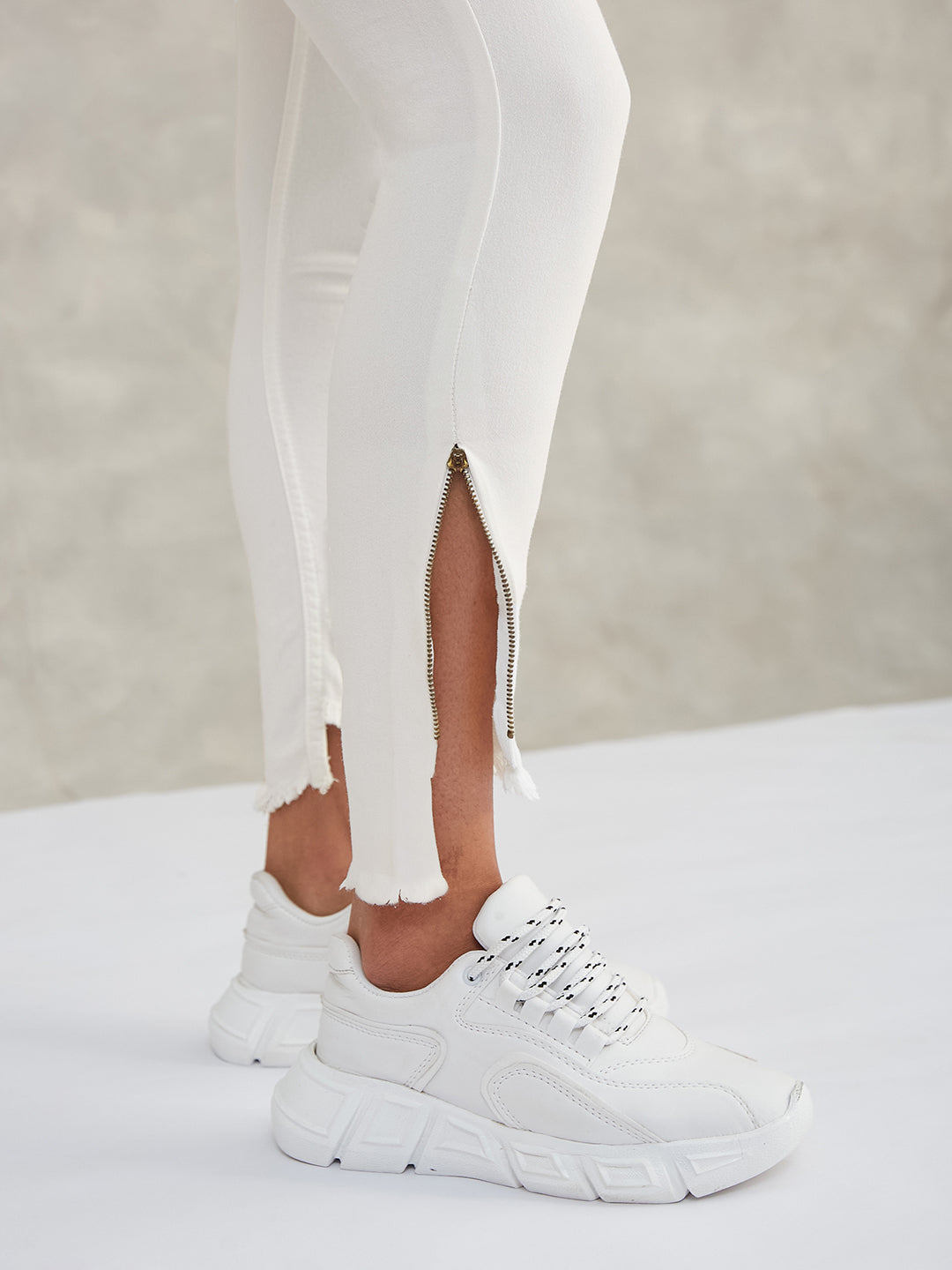 Women's White Skinny High-Rise Side-Slit Raw-Edge-Detailing Cropped Stretchable Denim Jeans