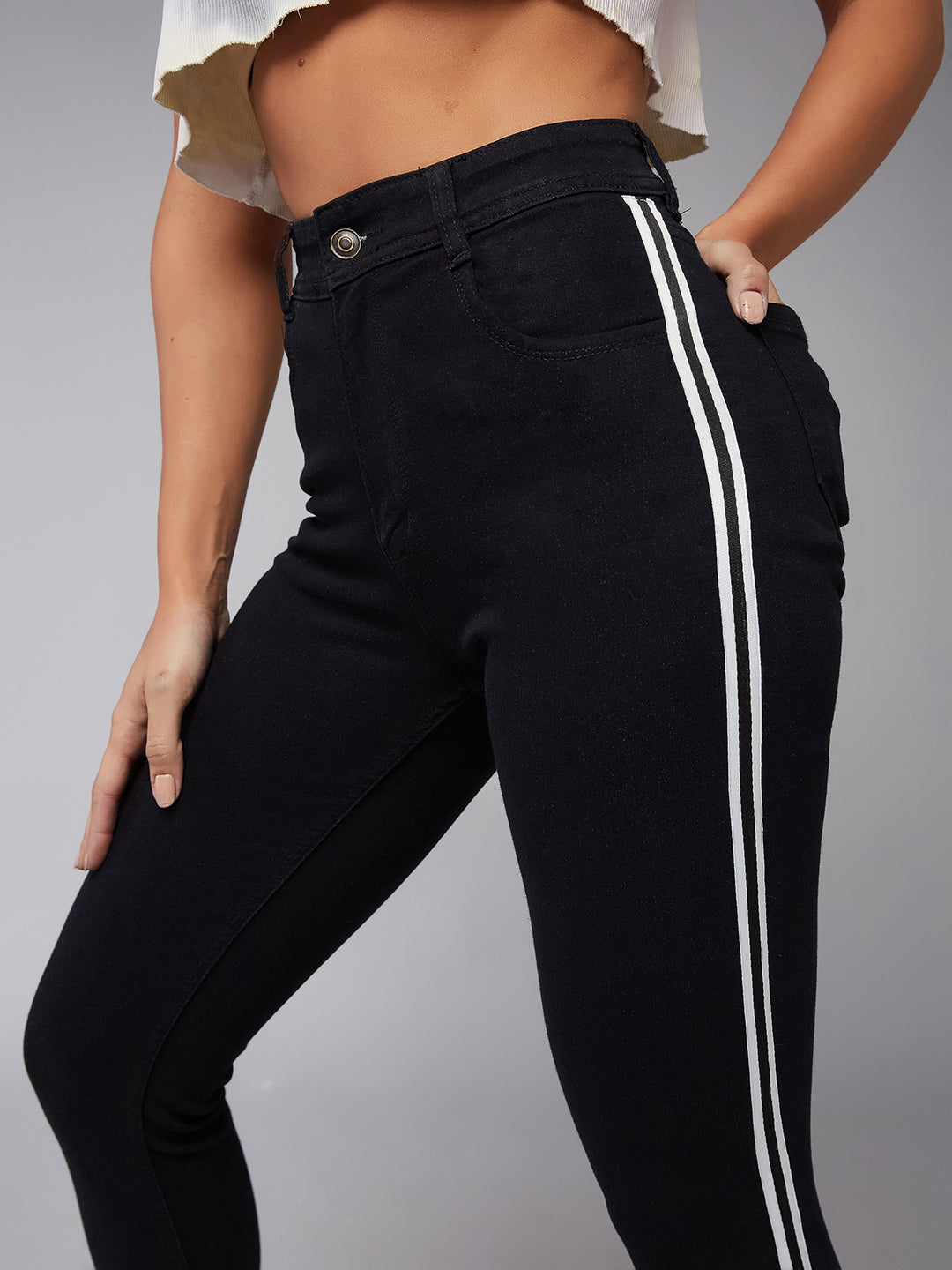 24/7 Comfort Black Slim-Fit Mid-Rise Twill Tape Detailing Crop Length Stretchable Denim Jeans