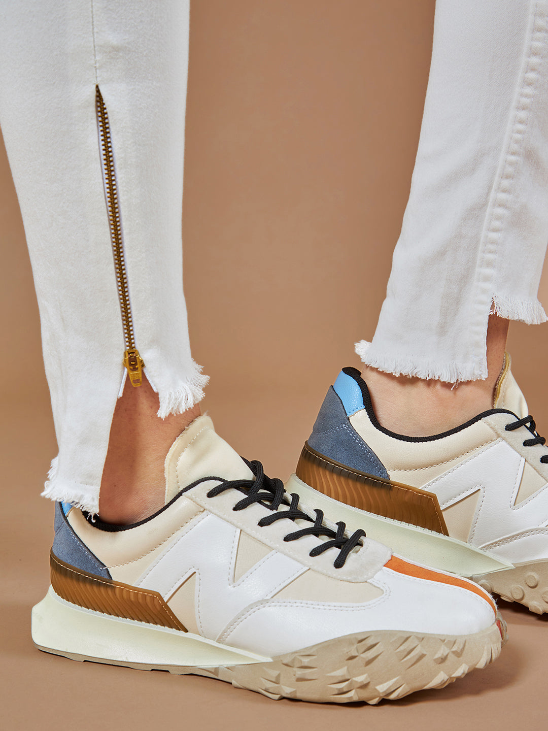 CHASEstretch™ White Skinny-Fit High-Rise Side-Slit Raw Edge Detailing Cropped Denim Jeans