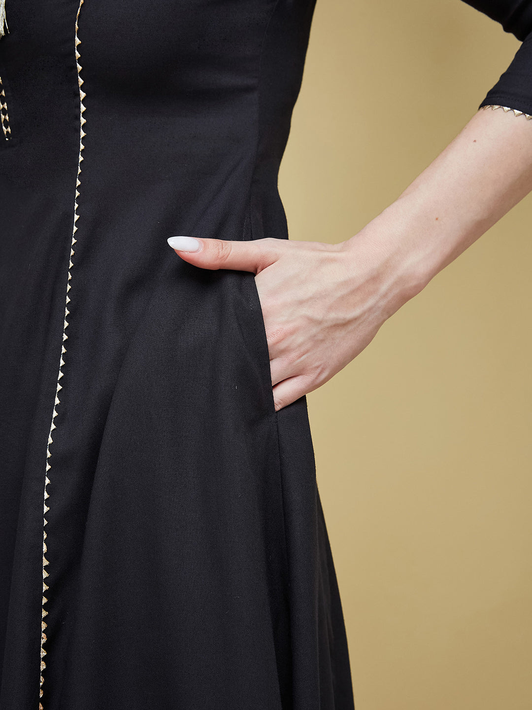 Women's Black Solid Round Neck 3/4th Sleeve Side Pocketed Georgette Panelled Kurta Set