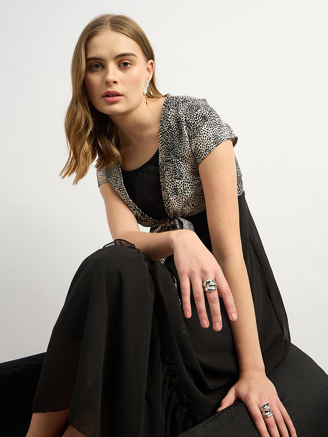 Women's Black Tapered Short Sleeve Animal Tie-Up Midi Dress