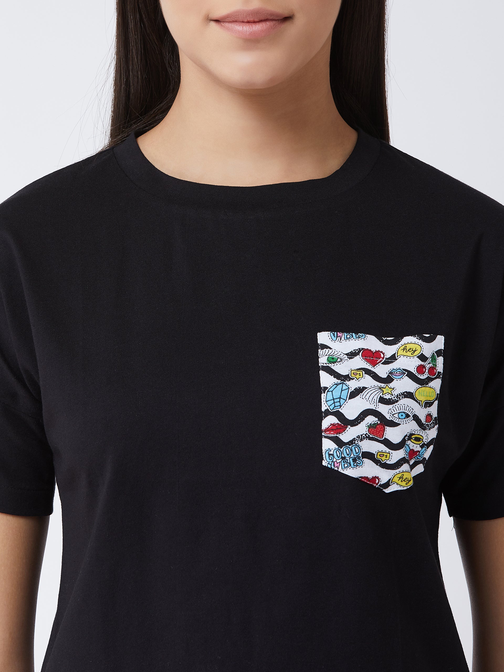 Women's Black Cropped Solid T-shirt