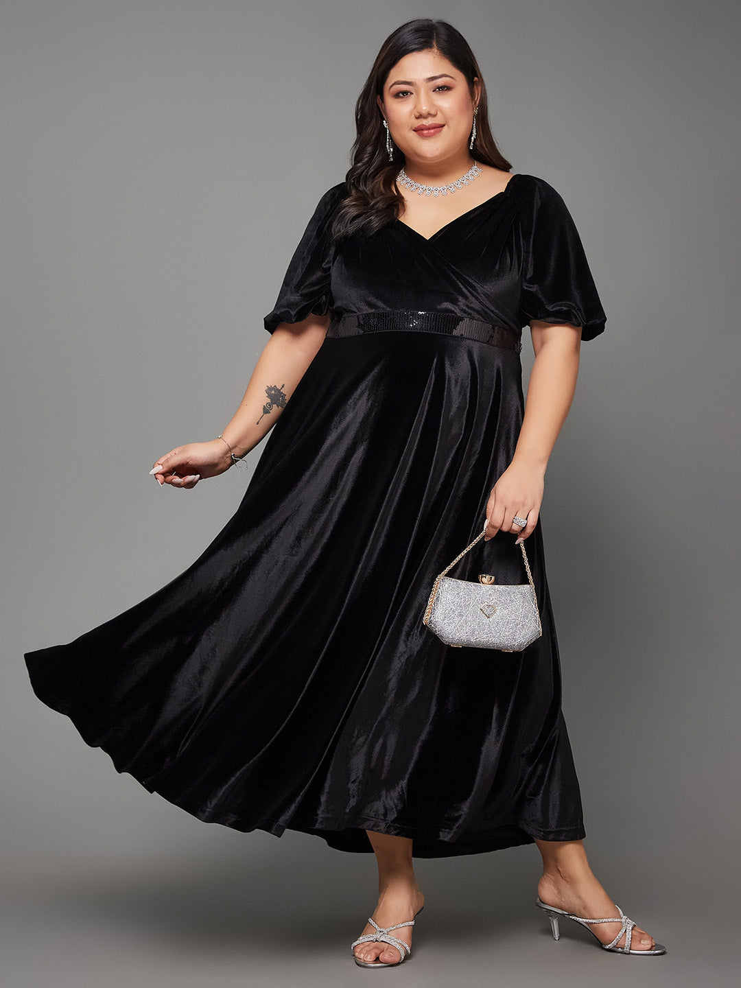 Body Bliss Black Solid Fit & Flare Midi Velvet Dress