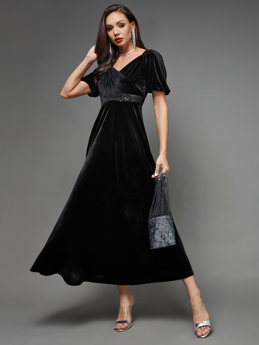 Women's Black Sweetheart Neck Half Sleeve Solid Fit & Flare Midi Velvet Dress