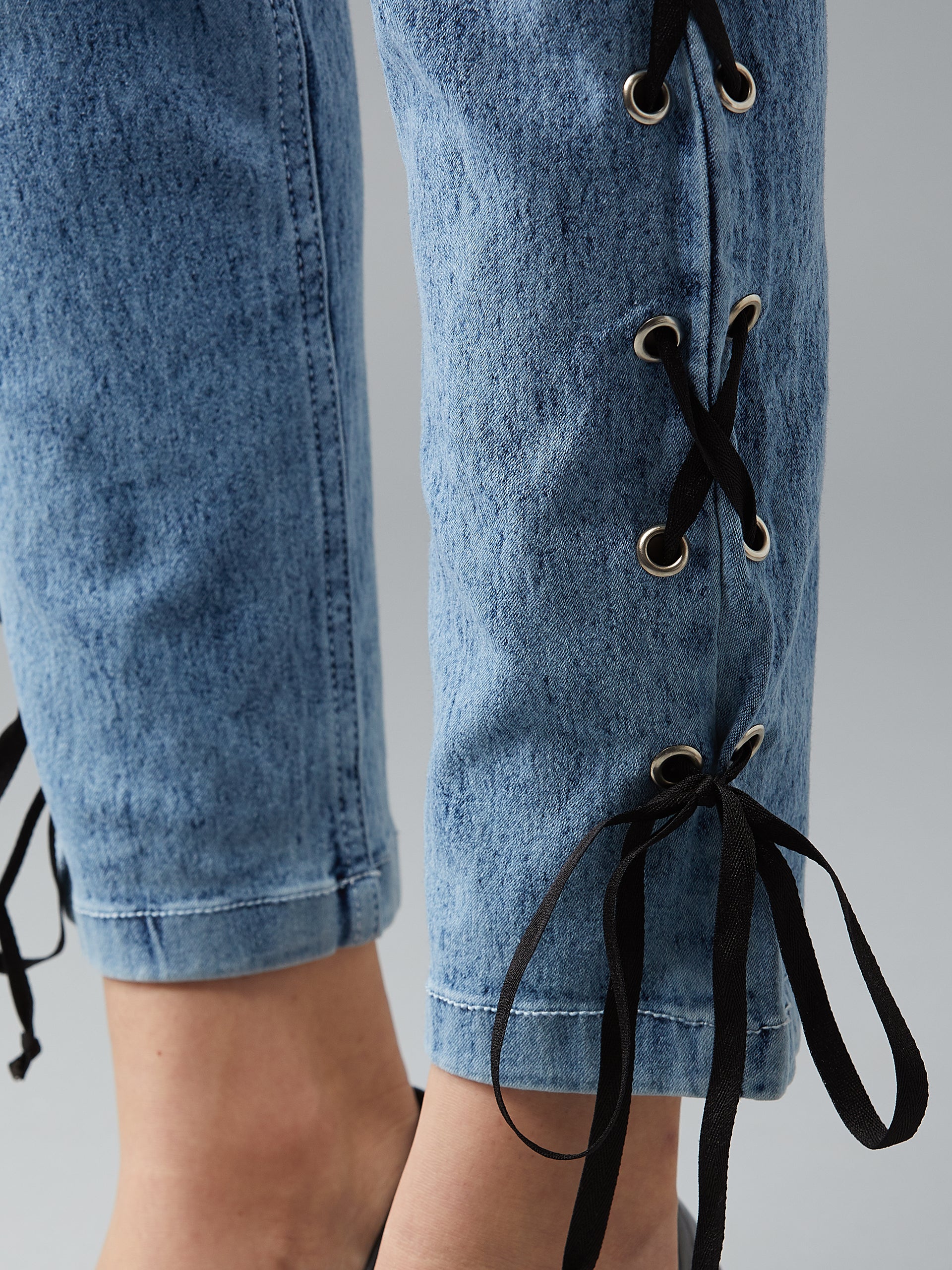 Women's Light Blue Slim-Fit High-Rise Twill tape and Eyelet detailing Stretchable Denim Jeans