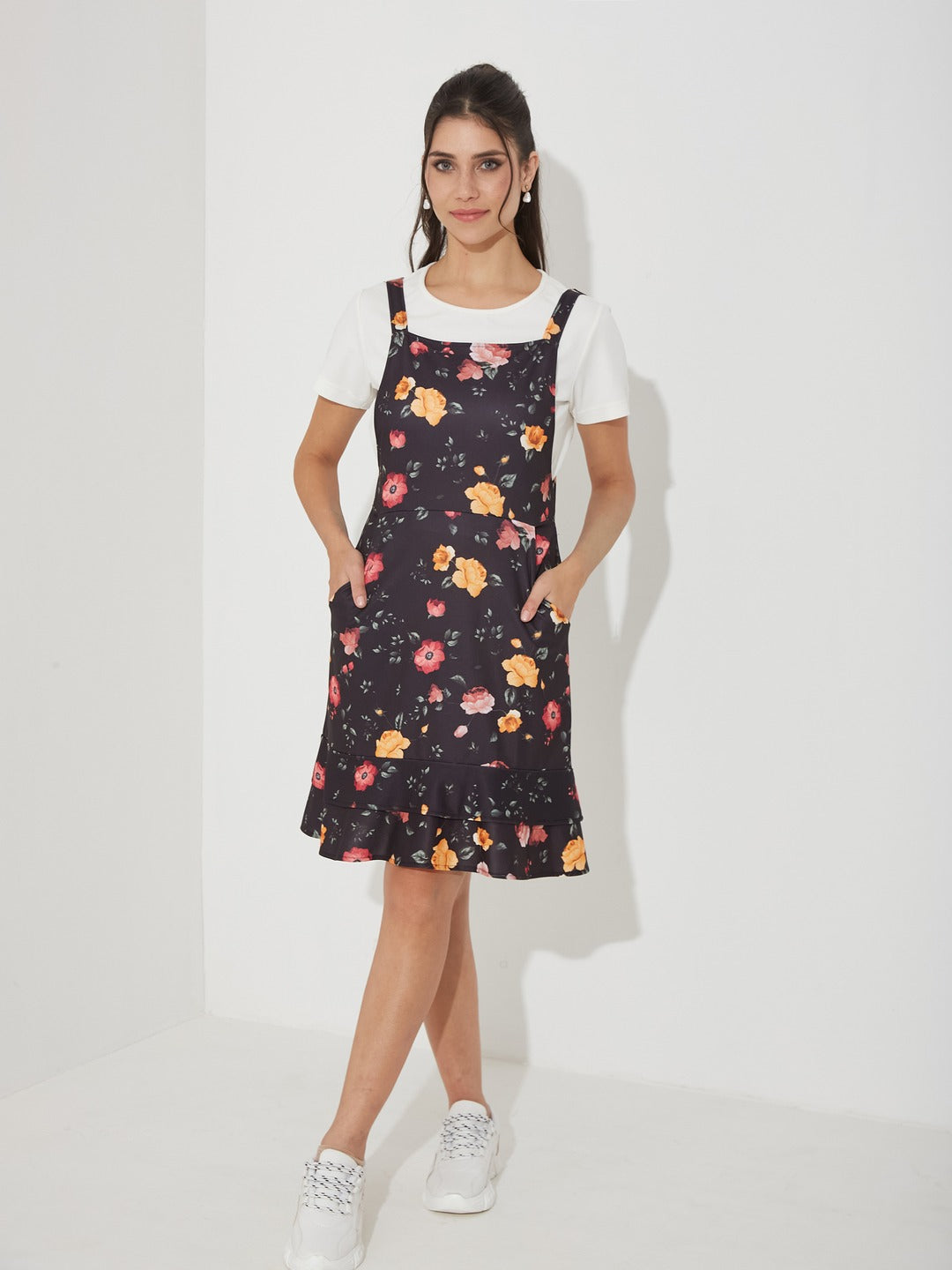Black Round Neck Half Sleeve Floral Pinafore Dress Knee-Long Polyester Pinafore Co-Ord Set for Women
