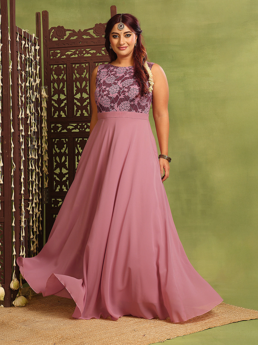 Women's Lavender Sleeveless Solid Lace-Overlaid Maxi Dress
