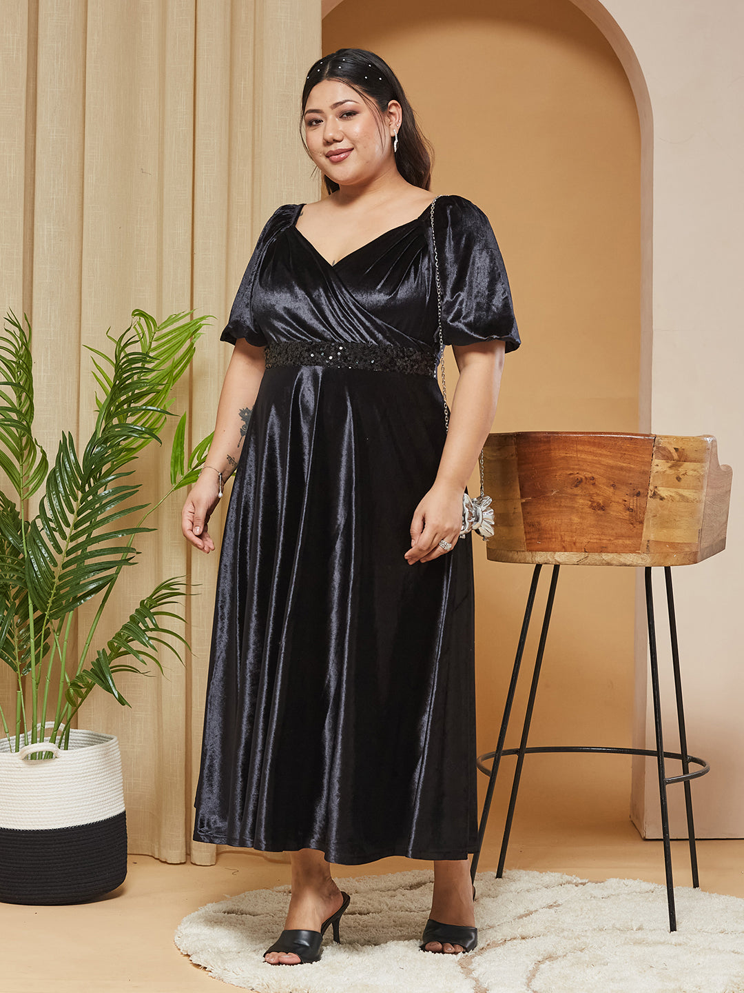 Black Sweetheart-Neck Half-Sleeves Solid Fit & Flare Midi Velvet Dress for Women