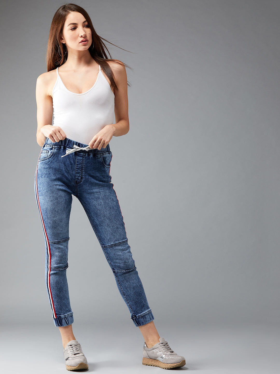 Women's Blue Relaxed Fit Mid Rise Regular Length Multicolour Twill Tape Detailing Denim Stretchable Jogger Pants