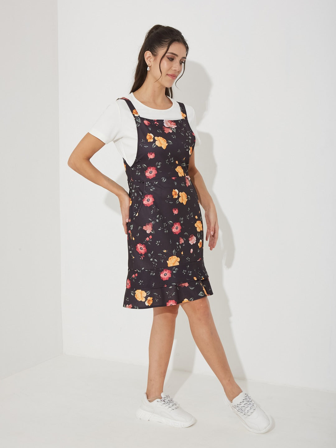 Black Round Neck Half Sleeve Floral Pinafore Dress Knee-Long Polyester Pinafore Co-Ord Set for Women