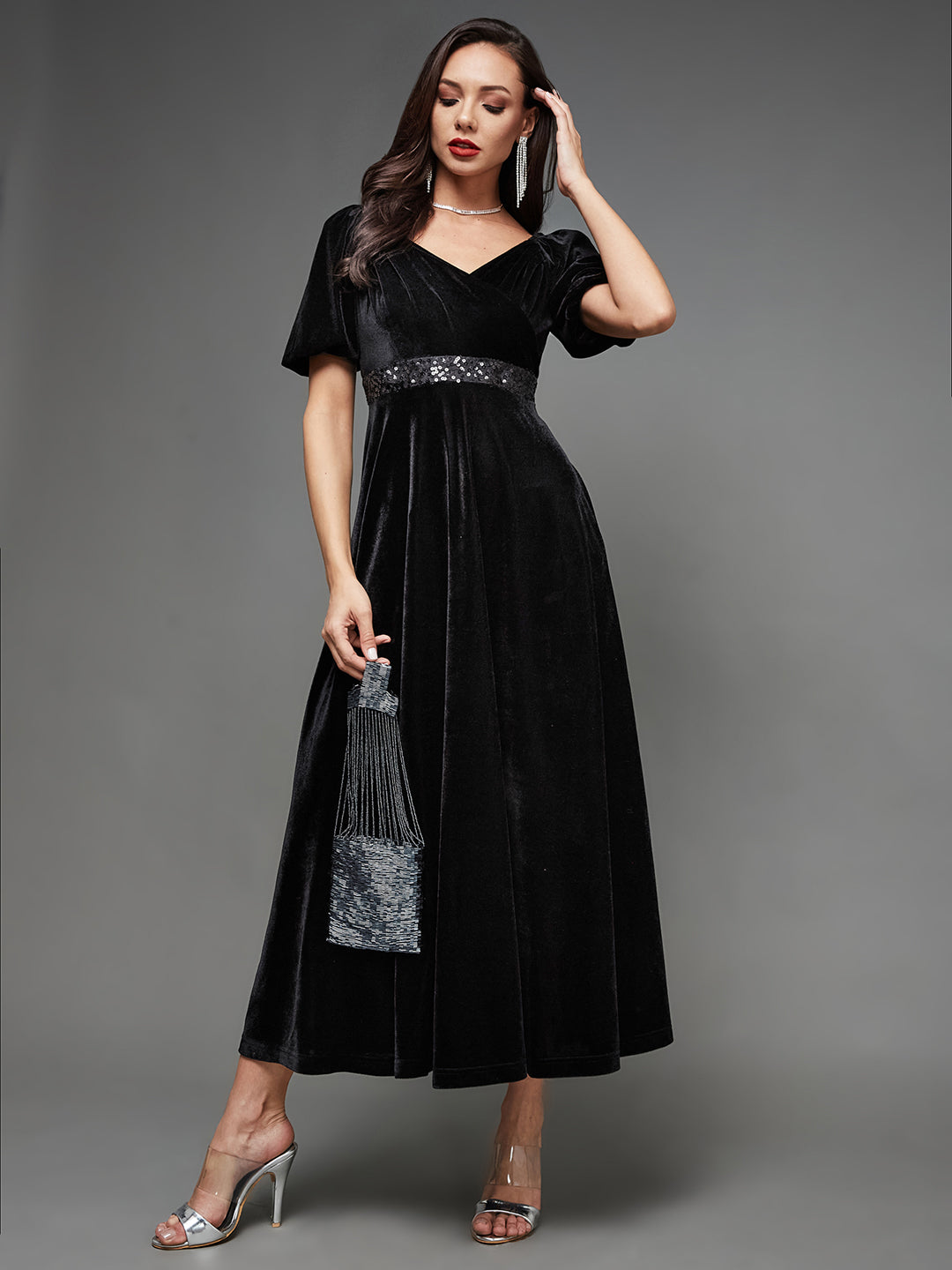 Women's Black Sweetheart Neck Half Sleeve Solid Fit & Flare Midi Velvet Dress