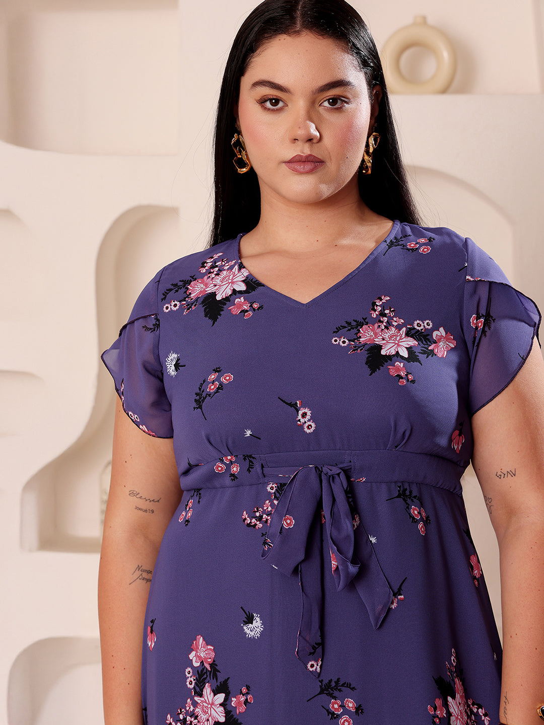 Body Bliss Multicolored Base Lavender V-Neck Short-Sleevedd Floral Pleated Midi Dress
