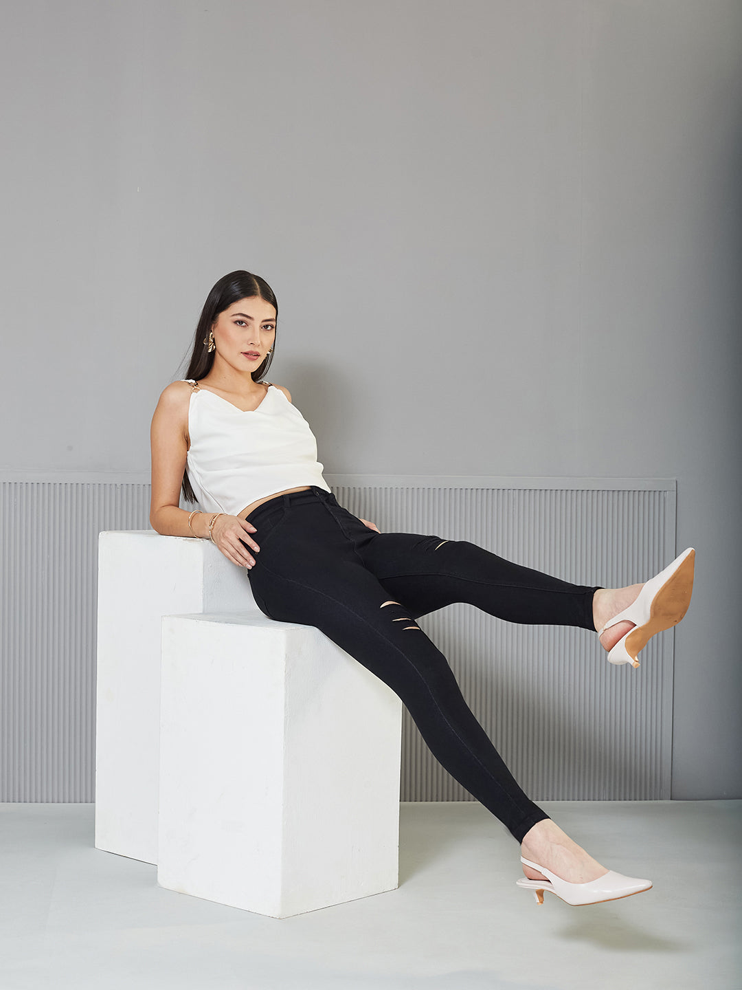 Women's Black Slim Fit High-Rise Regular-Length Mild Distressed Ripped Denim Stretchable Jeans