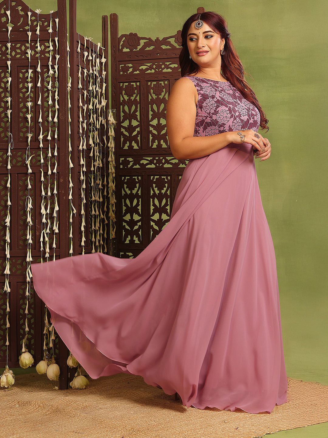 Women's Lavender Sleeveless Solid Lace-Overlaid Maxi Dress