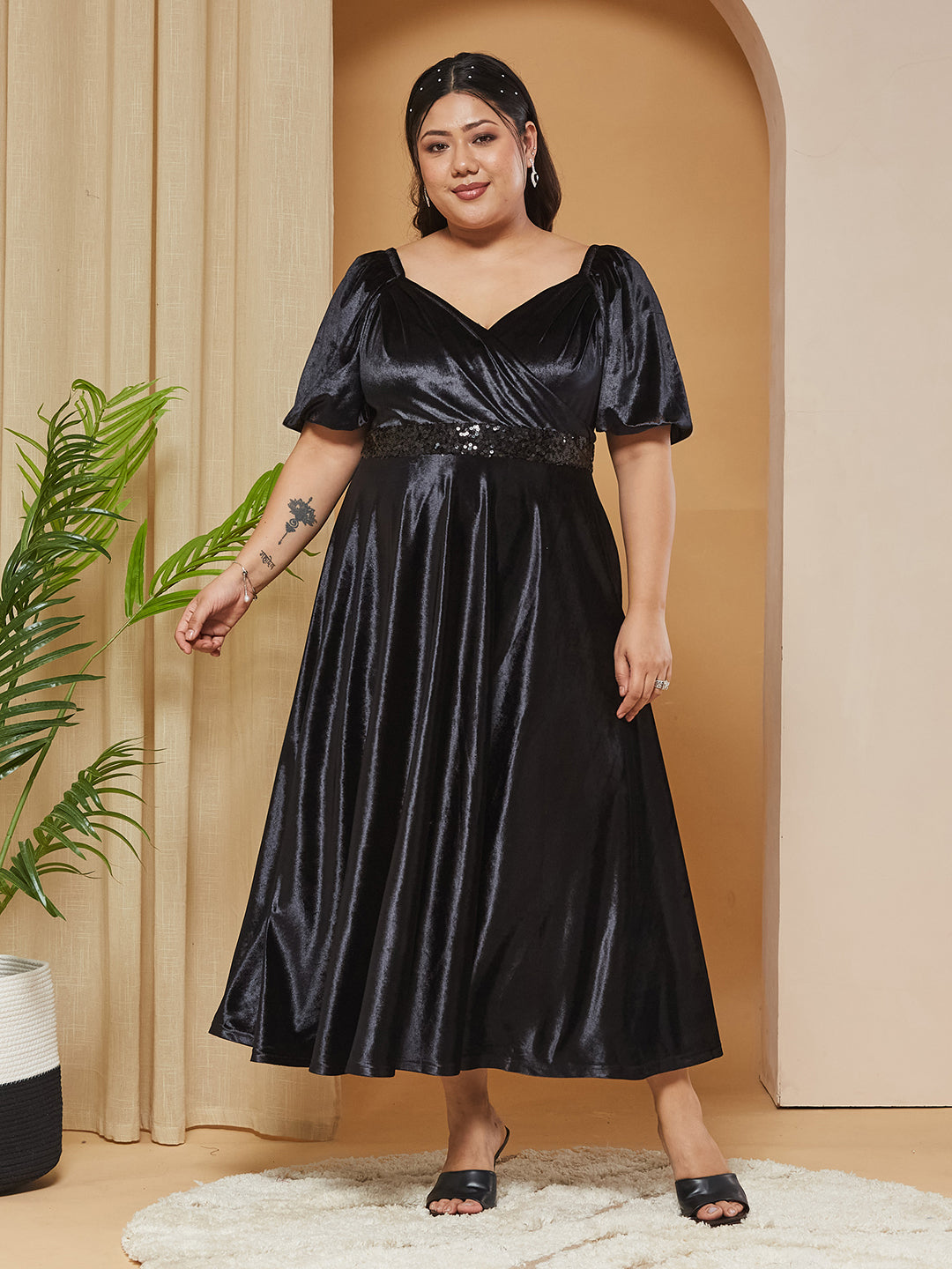 Black Sweetheart-Neck Half-Sleeves Solid Fit & Flare Midi Velvet Dress for Women