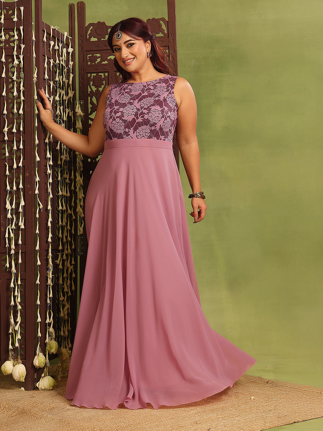Women's Lavender Sleeveless Solid Lace-Overlaid Maxi Dress