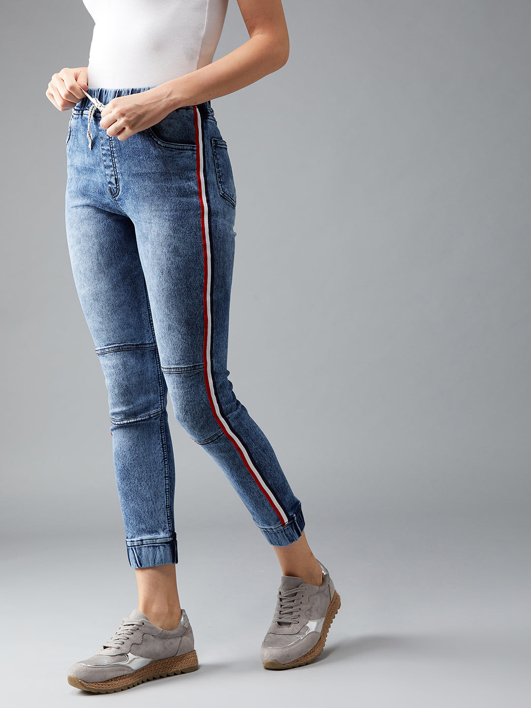 Women's Blue Relaxed Fit Mid Rise Regular Length Multicolour Twill Tape Detailing Denim Stretchable Jogger Pants