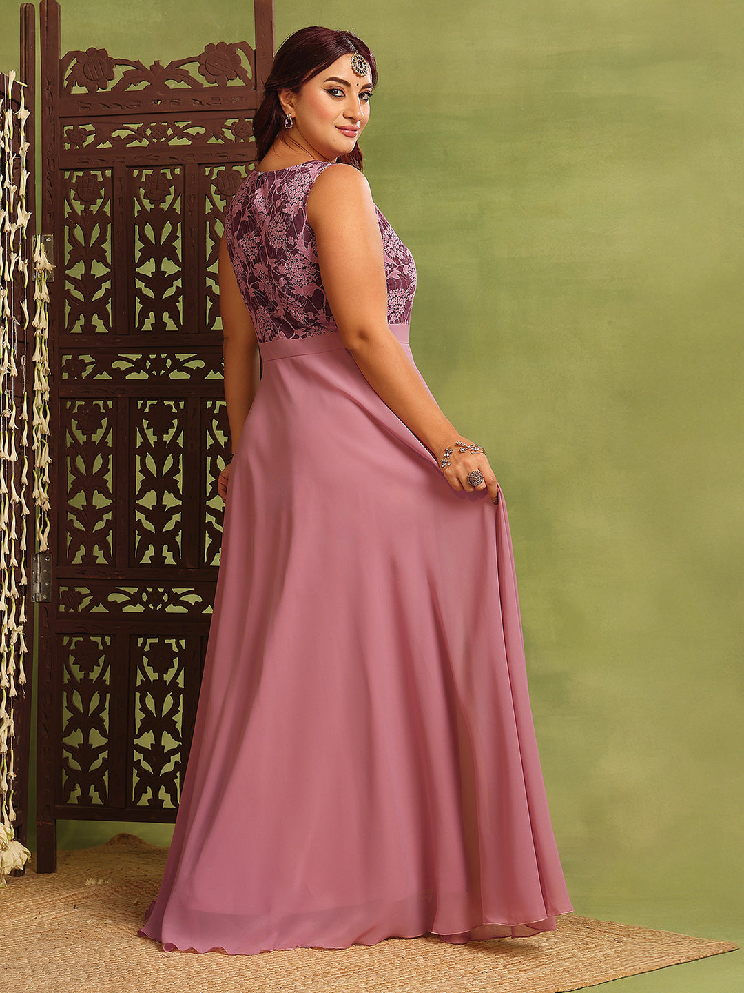 Women's Lavender Sleeveless Solid Lace-Overlaid Maxi Dress