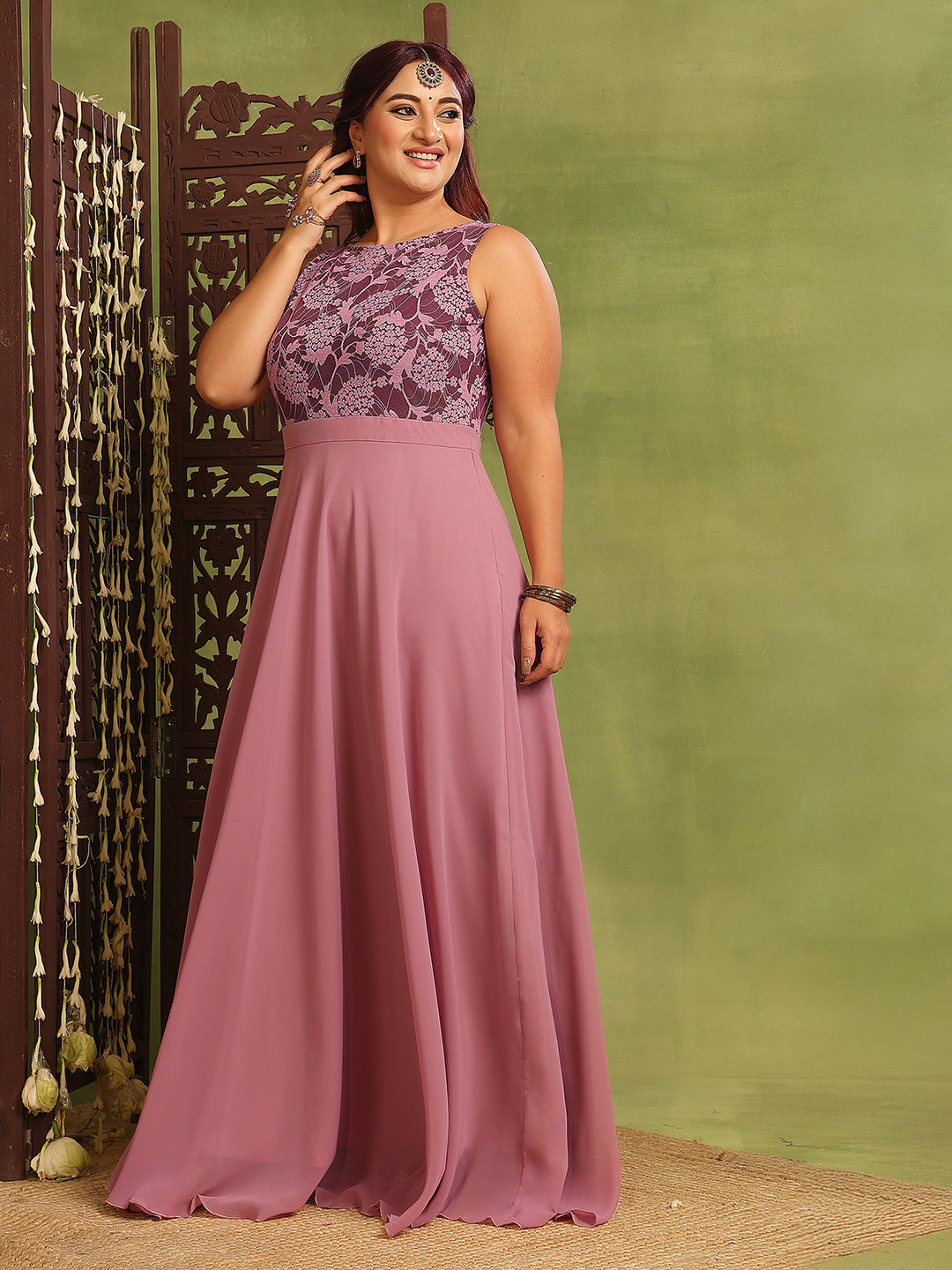 Women's Lavender Sleeveless Solid Lace-Overlaid Maxi Dress