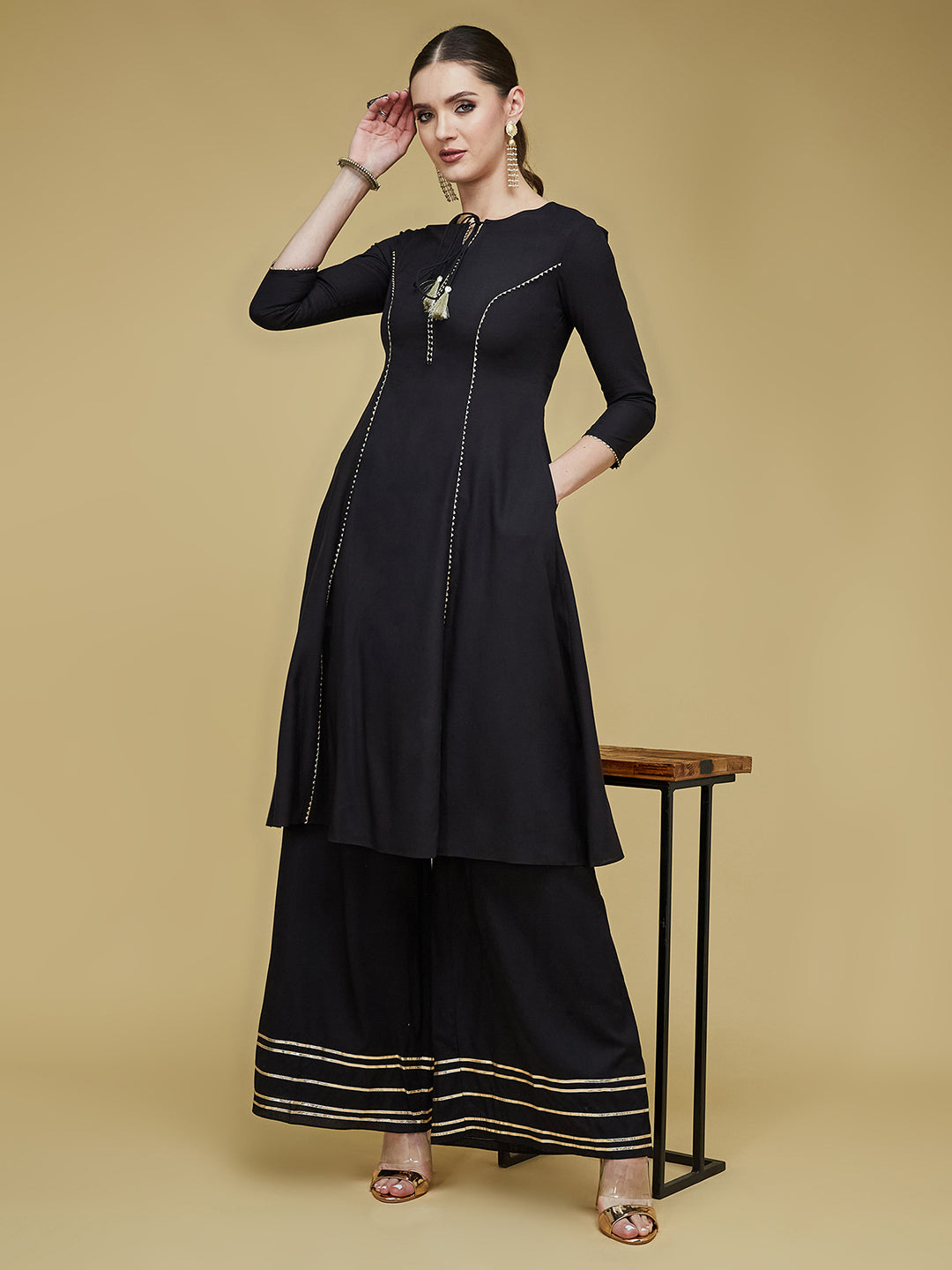 Women's Black Solid Round Neck 3/4th Sleeve Side Pocketed Georgette Panelled Kurta Set